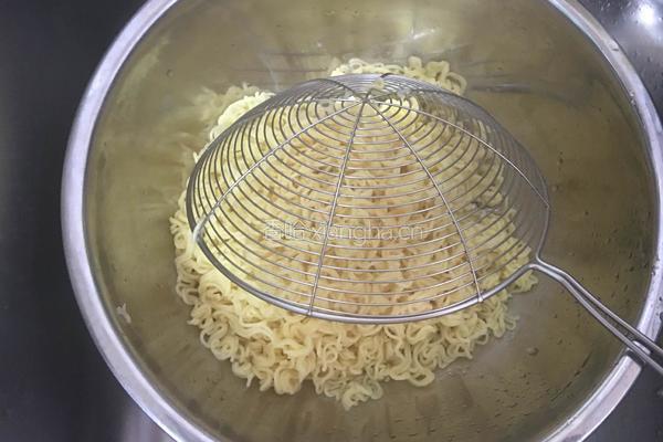 午餐肉炒方便面的做法图解4
