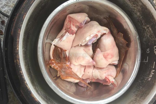 胡萝卜红烧猪蹄的做法图解3
