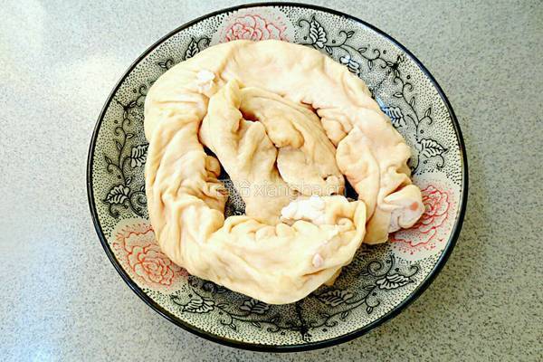 青椒爆肥肠的做法图解1