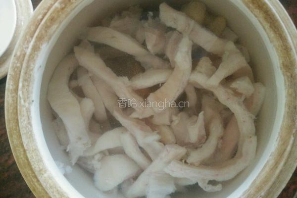 猪小肚炖茨实汤的做法图解4