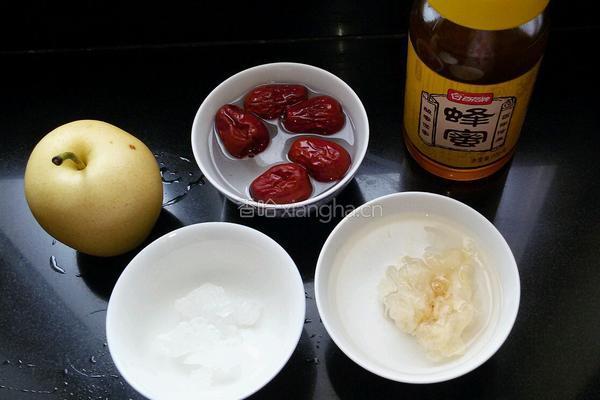 蜂蜜雪梨银耳羹的做法图解1