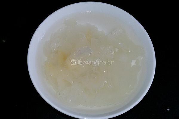 蜂蜜雪梨银耳羹的做法图解3