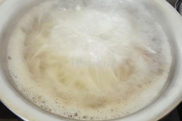 小肠瘦肉汤的做法图解4