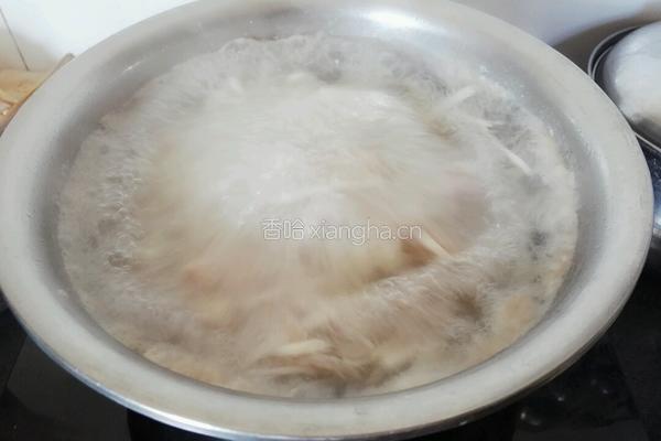 小肠瘦肉汤的做法图解5