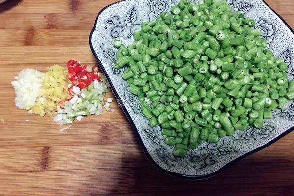 烂肉豇豆的做法图解2
