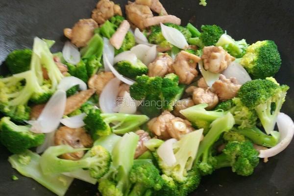 西兰花炒鸡翅猪扒肉的做法图解8