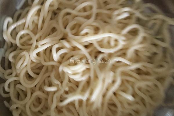 杏鲍姑肉酱面的做法图解2