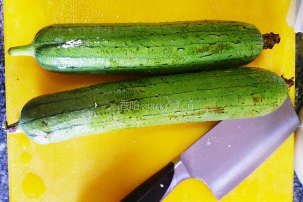 水丝瓜酿鸡肉的做法图解1