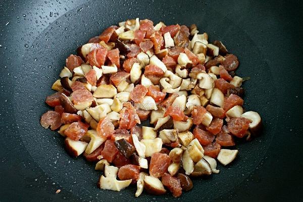 香菇腊肠土豆焖饭的做法图解4