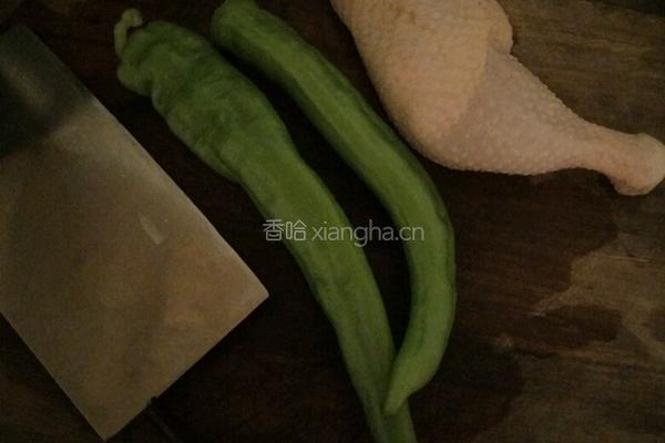 辣椒炒鸡腿的做法图解1