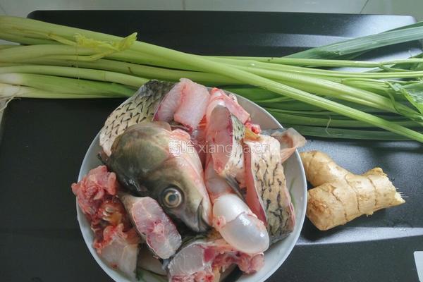 香芹红焖鱼的做法图解1