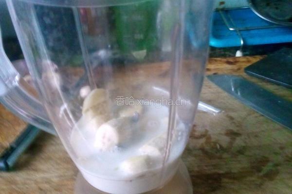 香蕉奶昔的做法图解3