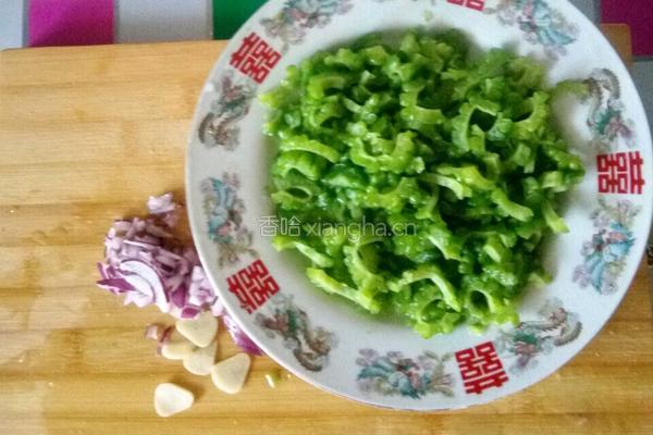 苦瓜炒鸡蛋的做法图解2