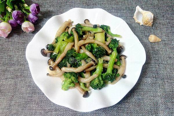 西兰花炒蟹味菇的做法图解8