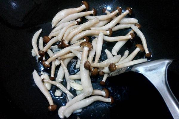 西兰花炒蟹味菇的做法图解5