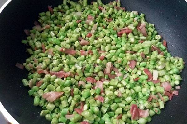 豇豆培根酱油炒饭的做法图解4