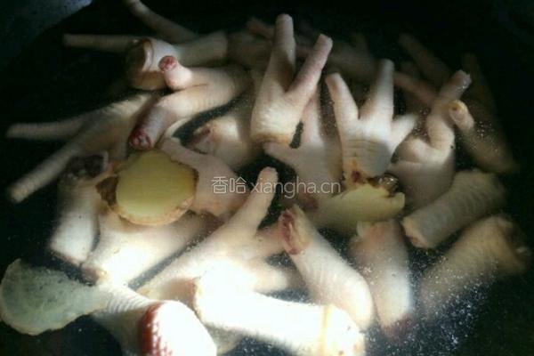 药膳鸡爪的做法图解1