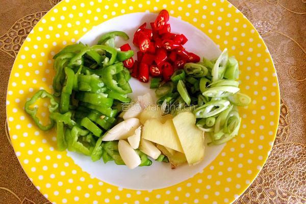 香辣肥牛浇嫩蛋的做法图解3
