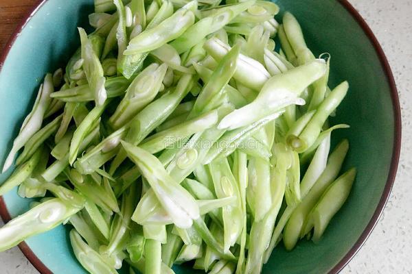 豆角焖面的做法图解2