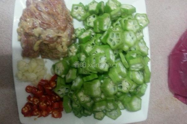 秋葵炒肉片的做法图解1