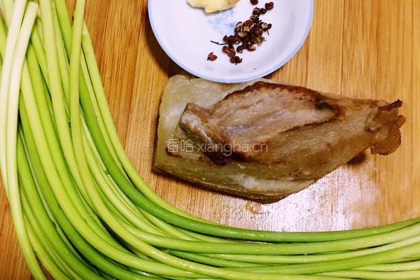 腊肉炒蒜薹的做法图解1