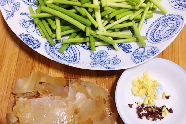 腊肉炒蒜薹的做法图解2