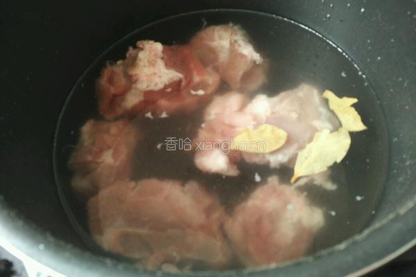 胡萝卜玉米排骨汤的做法图解2