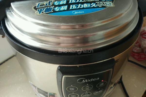 胡萝卜玉米排骨汤的做法图解3