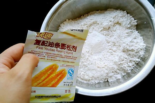 自炸油条的做法图解2
