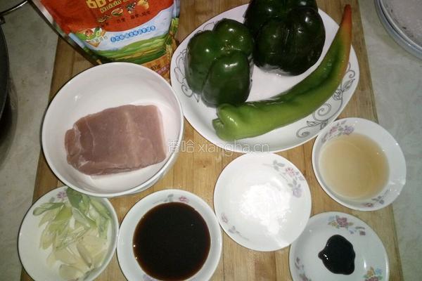 菜椒炒肉丝的做法图解1