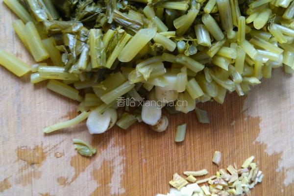 酸菜炒大肠的做法图解2
