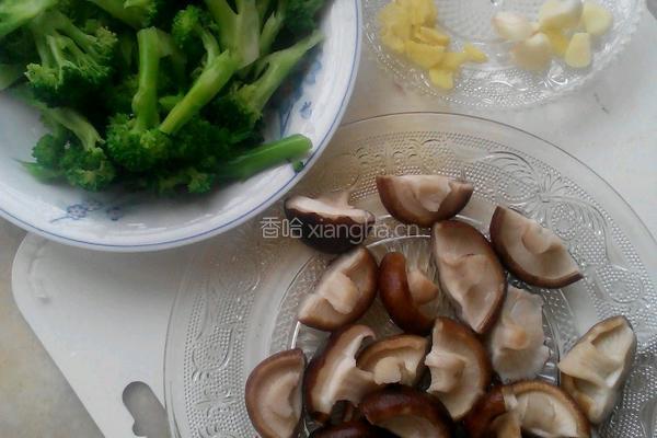 香菇素炒西兰花的做法图解1