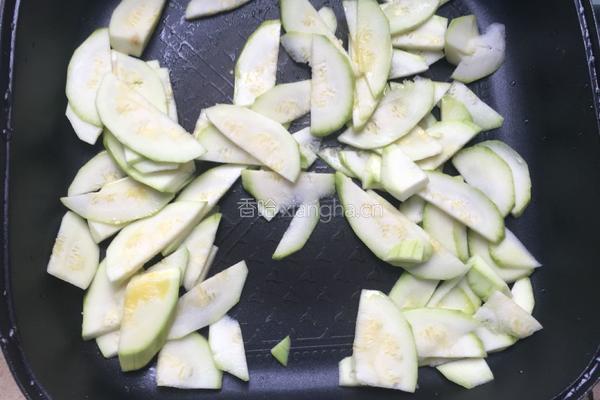 小南瓜榨菜鸡蛋汤的做法图解3