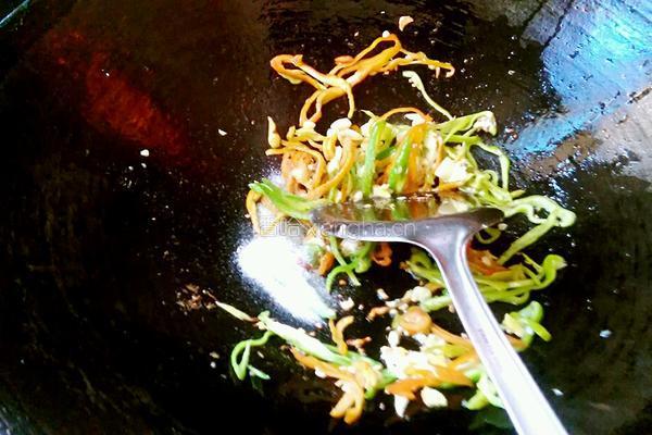 红萝卜丝炒肉丝的做法图解10
