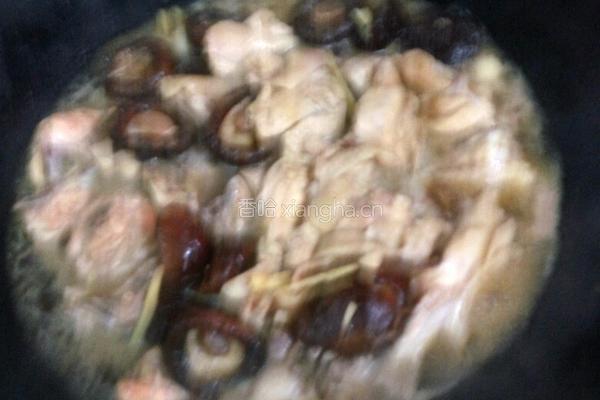 鸡肉炒蘑菇的做法图解2