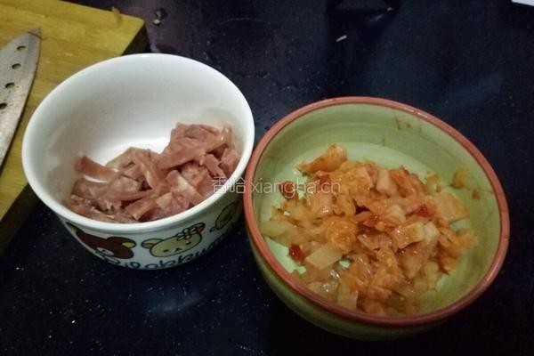 辣白菜培根芝士焗饭的做法图解1