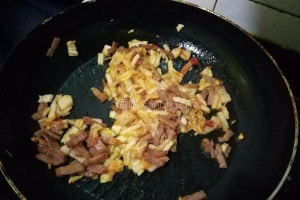 辣白菜培根芝士焗饭的做法图解3