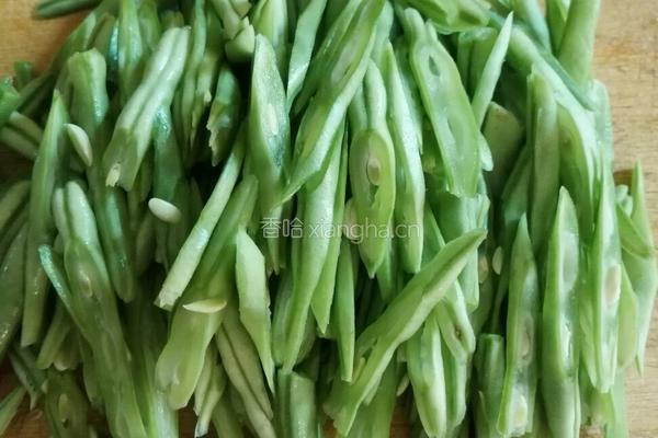 猪肉炒豆角的做法图解1