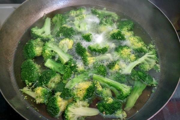 清炒花椰菜的做法图解3