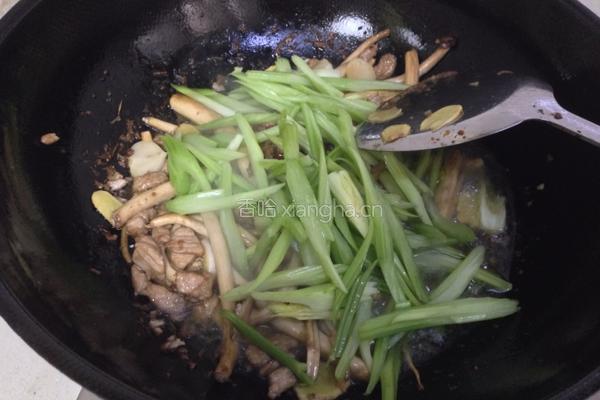 茶树菇芹菜炒肉的做法图解5