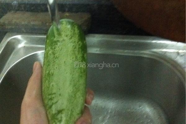 夏日清凉小黄瓜的做法图解1