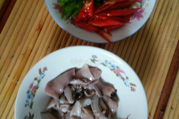 青红辣椒炒鱿鱼的做法图解1