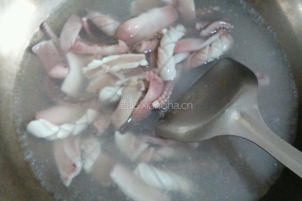 青红辣椒炒鱿鱼的做法图解2