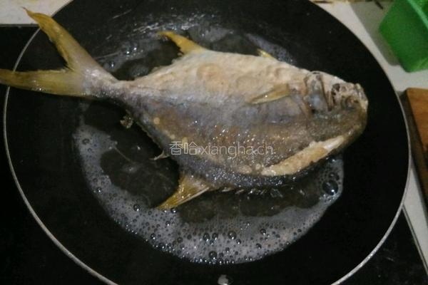 青红辣椒炒鱼的做法图解3