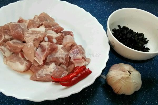 豉汁蒸排骨的做法图解1