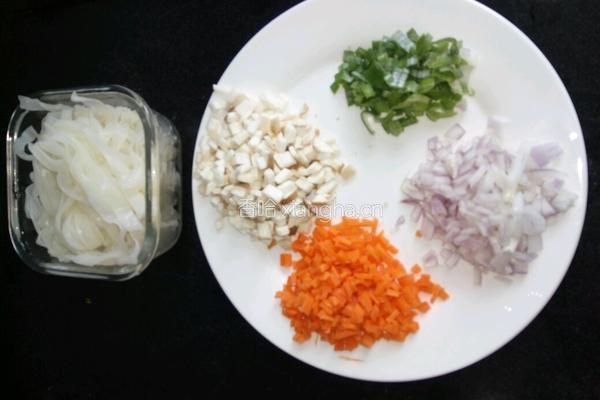DIY炒河粉的做法图解1