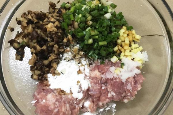 香菇瘦肉酿苦瓜的做法图解2