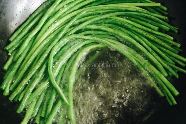 孜然香棒棒糖豇豆的做法图解2