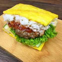 手握汉堡寿司