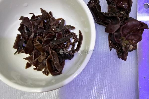西洋参木耳鸡汤的做法图解3